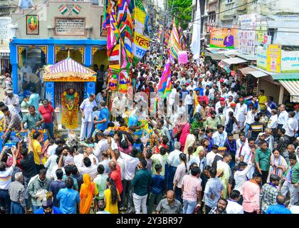 Beawar, Rajasthan, Inde, 13 septembre 2024 : des milliers de dévots hindous se rassemblent pour offrir des prières dans un temple pendant les célébrations du festival Teja Dashami à Beawar. Ils offrent des drapeaux religieux colorés et guirlande à la divinité folklorique Teja et dansent sur des rythmes de dhol. Veer Teja est considéré comme l'une des onze principales incarnations du Seigneur Shiva et vénéré comme une divinité dans le Rajasthan rural. Crédit : Sumit Saraswat/Alamy Live News Banque D'Images
