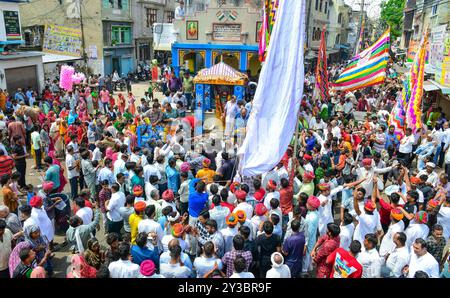 Beawar, Rajasthan, Inde, 13 septembre 2024 : des milliers de dévots hindous se rassemblent pour offrir des prières dans un temple pendant les célébrations du festival Teja Dashami à Beawar. Ils offrent des drapeaux religieux colorés et guirlande à la divinité folklorique Teja et dansent sur des rythmes de dhol. Veer Teja est considéré comme l'une des onze principales incarnations du Seigneur Shiva et vénéré comme une divinité dans le Rajasthan rural. Crédit : Sumit Saraswat/Alamy Live News Banque D'Images