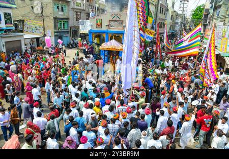 Beawar, Rajasthan, Inde, 13 septembre 2024 : des milliers de dévots hindous se rassemblent pour offrir des prières dans un temple pendant les célébrations du festival Teja Dashami à Beawar. Ils offrent des drapeaux religieux colorés et guirlande à la divinité folklorique Teja et dansent sur des rythmes de dhol. Veer Teja est considéré comme l'une des onze principales incarnations du Seigneur Shiva et vénéré comme une divinité dans le Rajasthan rural. Crédit : Sumit Saraswat/Alamy Live News Banque D'Images