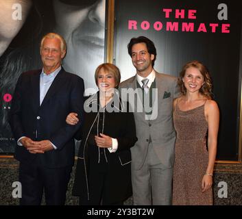 12 septembre 2024, New York, New York, États-Unis : mari MATTHEW JOHNSTON, acteur PATTI LUPONE, fils JOSHUA JOHNSTON et LASHETTE SHOWERS vus lors de la soirée d'ouverture du nouveau Broadway jouer le colocataire, tenue au Booth Theater. (Crédit image : © Nancy Kaszerman/ZUMA Press Wire) USAGE ÉDITORIAL SEULEMENT! Non destiné à UN USAGE commercial ! Banque D'Images