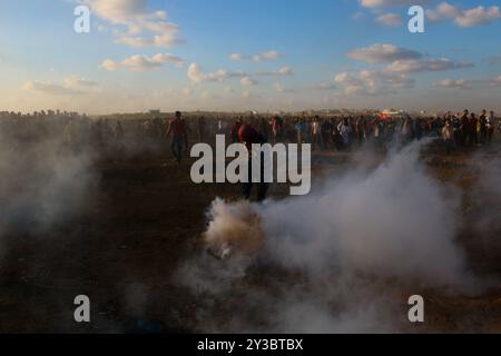 Des dizaines de manifestants palestiniens sont blessés par des tirs à balles réelles israéliens et des gaz lacrymogènes lors d'affrontements le long de la frontière Gaza-Israël à l'est de la ville de Gaza et près de l'avant-poste israélien de Nahal Oz lors du rassemblement de la « Grande Marche du retour » d'aujourd'hui. Selon le ministère de la santé de Gaza, trois Palestiniens, dont un garçon de 12 ans, Shadi Abed Elall, ont été tués par des tirs de l'armée israélienne, tandis que plus de 200 Palestiniens ont été blessés lors des manifestations d'aujourd'hui, dont 120 par des tirs israéliens réels. Environ 13 000 Palestiniens, dont de nombreuses femmes et enfants, ont manifesté aujourd’hui pour le 26ème vendredi consécutif dans plusieurs endroits Banque D'Images