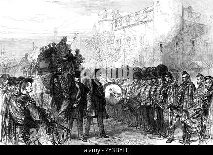 Funérailles de Sir John Burgoyne à la Tour : la procession passant devant la porte des traîtres, 1871. Le regretté Sir John Burgoyne était constable de la Tour de Londres, et son corps a donc été amené ici pour l'inhumation. 'A l'entrée de la Tour, huit compagnies de Royal Engineers, comptant 450 hommes, étaient stationnées pour rencontrer le corbillard, et un bataillon de Fusilier Guards (avec sa bande au centre) bordait le quai... les Yeomen de la Garde étaient stationnés à divers points entre les portes et la chapelle... L'espace ouvert entre le sommet des marches et les murs de la chapelle était bondé avec des militaires Banque D'Images