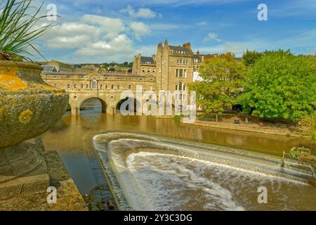 Le pont Pulteney enjambant la rivière Avon à Bath dans le Somerset, Angleterre, Royaume-Uni. Banque D'Images