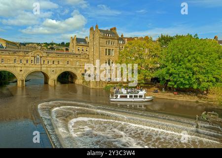Le pont Pulteney enjambant la rivière Avon à Bath dans le Somerset, Angleterre, Royaume-Uni. Banque D'Images