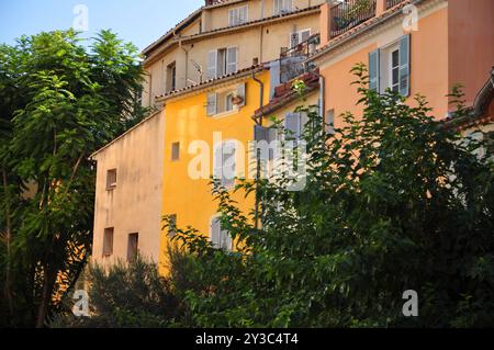 Façade d'un immeuble rénové dans la vieille ville de Toulon. Banque D'Images