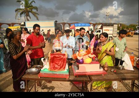 Mumabai, Maharashtra, Inde. 13 septembre 2024. Les dévots offrent des prières au Dieu hindou Ganesha avant l'immersion dans la mer d'Arabion pendant la sept longue journée à Juhu Chowpatty le 13 septembre 2024 (crédit image : © Deep Nair/ZUMA Press Wire) USAGE ÉDITORIAL SEULEMENT! Non destiné à UN USAGE commercial ! Banque D'Images