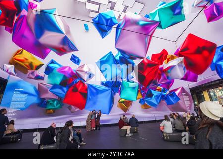 Londres, Royaume-Uni. 13 septembre 2024 . Les gens regardent l'installation interactive intitulée Squares Cubed de l'artiste britannique Hannah Nijsten à l'Outernet à Tottenham court Road Credit : Amer Ghazzal/Alamy Live News Banque D'Images