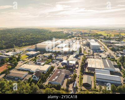 Zone industrielle avec de nombreux bâtiments, rues et arbres dans un cadre pittoresque sous un ciel clair, zone industrielle Wolfsberg, Nagold, Forêt Noire, Ger Banque D'Images