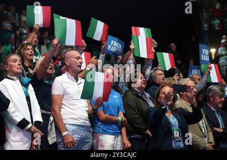 Bologne, Italie. 13 septembre 2024. Supporters de l'Italie lors du match final 8 de la Coupe Davis entre Matteo Berrettini (Italie) et Alexander Blockx (Belgique) à l'arène Unipol, Casalecchio (Bologne), Bologne, Italie du Nord, vendredi, 13 septembre 2024. Sport - Tennis - (photo Michele Nucci crédit : LaPresse/Alamy Live News Banque D'Images