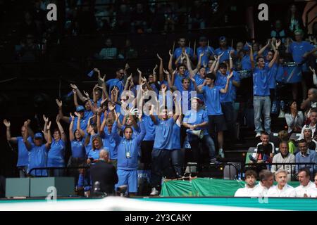 Bologne, Italie. 13 septembre 2024. Supporters de l'Italie lors du match final 8 de la Coupe Davis entre Matteo Berrettini (Italie) et Alexander Blockx (Belgique) à l'arène Unipol, Casalecchio (Bologne), Bologne, Italie du Nord, vendredi, 13 septembre 2024. Sport - Tennis - (photo Michele Nucci crédit : LaPresse/Alamy Live News Banque D'Images