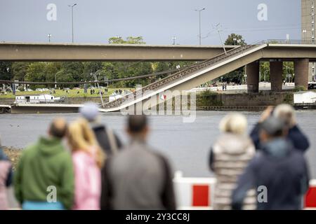 Les passants regardent le pont Carola partiellement effondré depuis le Koenigsufer à Dresde, 11/09/2024 Banque D'Images