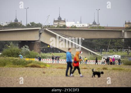 Les passants regardent le pont Carola partiellement effondré depuis le Koenigsufer à Dresde, 11/09/2024 Banque D'Images