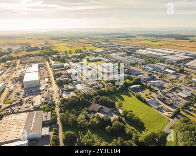 Zone industrielle entourée de larges champs et d'un environnement pittoresque sous un ciel bleu, zone industrielle Wolfsberg, Nagold, Forêt Noire, Allemagne, Europe Banque D'Images