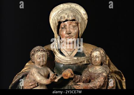 Sainte Anne avec la Vierge et l'enfant, 1500-1550. Le thème de trois générations de la Sainte famille, grand-mère, mère et enfant, était populaire en Europe du Nord et surtout en Allemagne au XVe et XVIe siècle. Christ est représenté comme un jeune enfant dodu avec sa main levée dans la bénédiction. La grenade tenue par l'enfant et la Vierge est un symbole chrétien de la Résurrection, en raison de son association classique avec Proserpine, la fille de la déesse du maïs Cérès, qui revenait chaque printemps pour régénérer la terre. Il a également des associations avec la chasteté de la Vierge. Banque D'Images