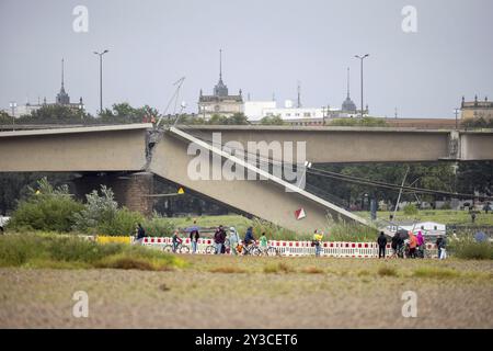 Les passants regardent le pont Carola partiellement effondré depuis le Koenigsufer à Dresde, 11/09/2024 Banque D'Images