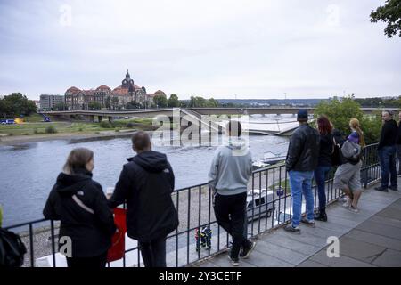 Les passants regardent le pont Carola partiellement effondré depuis le Koenigsufer Terrassen à Dresde, 11/09/2024 Banque D'Images