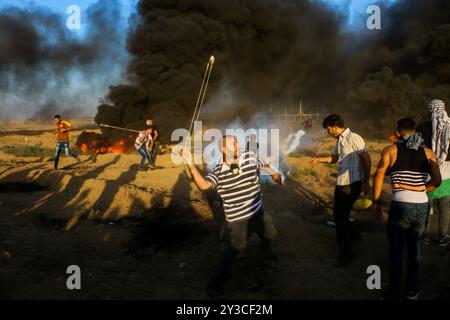 Des dizaines de manifestants palestiniens sont blessés par des tirs à balles réelles israéliens et des gaz lacrymogènes lors d'affrontements le long de la frontière Gaza-Israël à l'est de la ville de Gaza et près de l'avant-poste israélien de Nahal Oz lors du rassemblement de la « Grande Marche du retour » d'aujourd'hui. Selon le ministère de la santé de Gaza, trois Palestiniens, dont un garçon de 12 ans, Shadi Abed Elall, ont été tués par des tirs de l'armée israélienne, tandis que plus de 200 Palestiniens ont été blessés lors des manifestations d'aujourd'hui, dont 120 par des tirs israéliens réels. Environ 13 000 Palestiniens, dont de nombreuses femmes et enfants, ont manifesté aujourd’hui pour le 26ème vendredi consécutif dans plusieurs endroits Banque D'Images