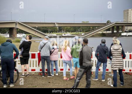 Les passants regardent le pont Carola partiellement effondré depuis le Koenigsufer à Dresde, 11/09/2024 Banque D'Images