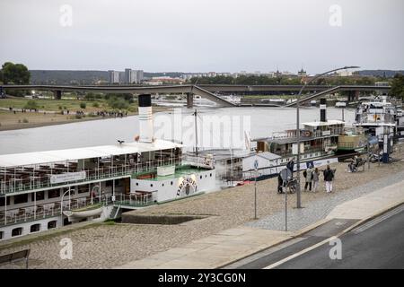 À la suite de l'effondrement partiel du pont Carola à Dresde, le trafic maritime sur l'Elbe est également restreint. Ici les navires de la flotte Blanche, 11/09/ Banque D'Images