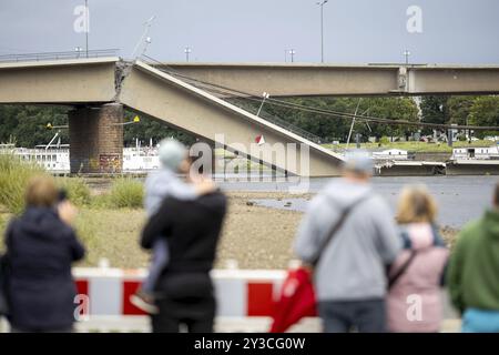 Les passants regardent le pont Carola partiellement effondré depuis le Koenigsufer à Dresde, 11/09/2024 Banque D'Images