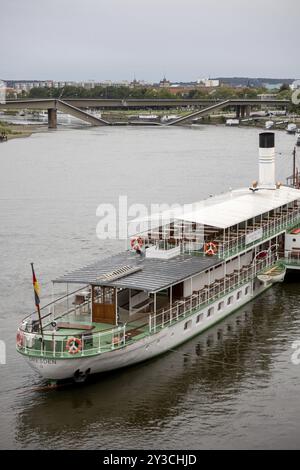 À la suite de l'effondrement partiel du pont Carola à Dresde, le trafic maritime sur l'Elbe est également restreint. Ici les navires de la flotte Blanche, 11/09/ Banque D'Images