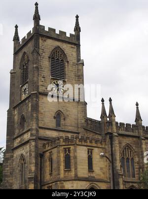 Église Christ dans le pont sowerby West yorkshire construit dans un style médiéval en 1821 avec des travaux en pierre ornés et tour de l'horloge Banque D'Images