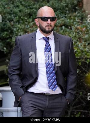 Mark Portelli, inspecteur détective de la police du Dorset, arrive au tribunal de première instance de Southampton, où il fait face à trois chefs d'accusation d'agression et à une infraction en vertu de l'article 5 de la loi sur l'ordre public pour avoir utilisé des mots menaçants ou abusifs ou un comportement susceptible de causer du harcèlement, de l'alarme ou de la détresse à la suite d'un incident au Canvas bar de Bournemouth dans la nuit du 30 mars au lendemain. Date de la photo : vendredi 13 septembre 2024. Banque D'Images