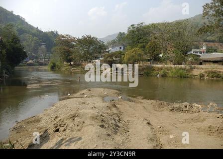 Rivière frontière entre la Thaïlande et le Myanmar à Mae SAI, Thaïlande, Asie Banque D'Images