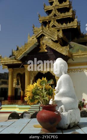 Sculpture de Bouddha à la pagode Shwemawdaw, Bago, Myanmar, Asie Banque D'Images