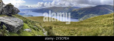 Randonneurs sur le chemin de Ben Lomond, vue sur le Loch Lomond, le Loch Lomond et le parc national des Trossachs, Écosse, Grande-Bretagne Banque D'Images