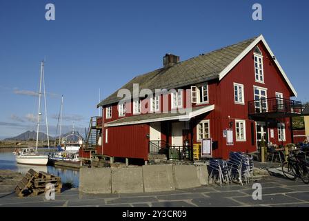 Maison en bois rouge au port de Kabelvag, Austvagoey, Lofoten, Norvège, Europe Banque D'Images