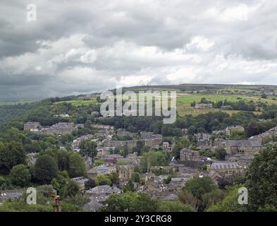 Une vue aérienne de la ville de hebden Bridge dans l'ouest du yorkshire entourée de collines et de champs pennine Banque D'Images