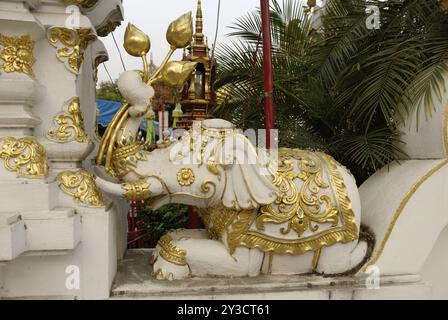 Sculpture d'éléphant à Wat Ming Muan, Chiang Rai, Thaïlande, Asie Banque D'Images