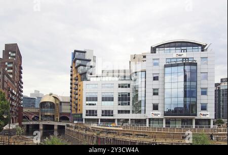 Leeds, West yorkshire, Royaume-uni, 25 août 2021 : vue de leeds avec la rivière aire entrant dans les arches sombres sous la gare avec Pedes Banque D'Images