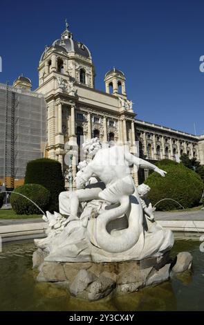 Fontaine Triton et naiad devant le Musée d'histoire naturelle, Maria-Theresien-Platz, Vienne, Autriche, Europe Banque D'Images