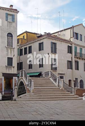 Une passerelle traversant un canal à Salizada dei greci dans le quartier castello de maisons et bâtiments à venise construit au 17ème siècle comme une distri grecque Banque D'Images