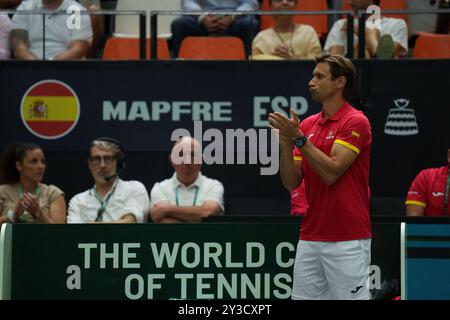 David Ferrer, Capitain d'Espagne, soutient Roberto Bautista Agut d'Espagne contre Jiri Lehecka de République tchèque lors de la Coupe Davis 2024, Groupe B, match de tennis joué entre la République tchèque et l'Espagne au Fuente de San Luis le 11 septembre 2024, à Valence, en Espagne. Banque D'Images