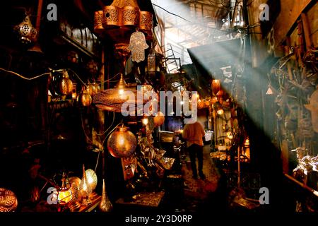 Marrakech, cité impériale du Maroc, couleurs et odeurs du Souk, épices, nourriture, cuir et tissus Banque D'Images