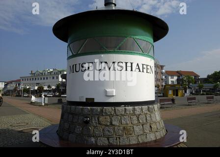 Lumières de la jetée au port du musée à Buesum, Schleswig-Holstein, Allemagne, Europe Banque D'Images