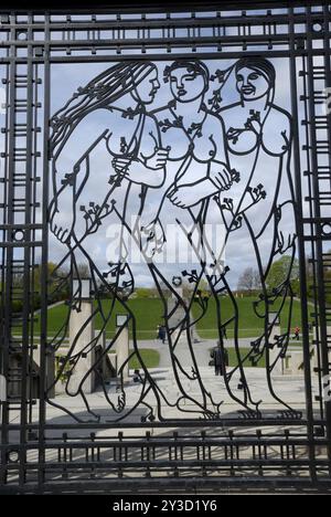 Grille avec des figures féminines dans Vigelands Park, Oslo, Norvège, Europe Banque D'Images