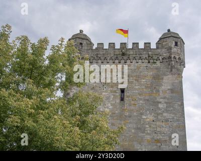 Gros plan de la tour du château avec drapeau allemand et ciel nuageux, Bad bentheim, basse-saxe, allemagne Banque D'Images