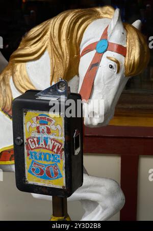 Une balade pour enfants vintage à pièces faite par AMtec Industries sur un trottoir à Hendersonville, Caroline du Nord. Banque D'Images