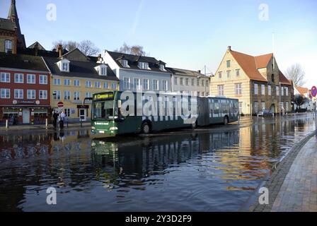 Bus conduit à travers les inondations le 06.01.2012, Flensburg, Schleswig-Holstein, Allemagne, Europe Banque D'Images