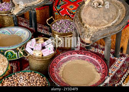 Marrakech, cité impériale du Maroc, couleurs et odeurs du Souk, épices, nourriture, cuir et tissus Banque D'Images