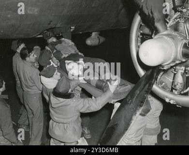 Photo d'un bombardier blessé enlevé d'une forteresse volante de Boeing B-17 après un raid allié sur une cour de triage en territoire ennemi, Angleterre, le 24 décembre 1944. U S Army Air Forces Banque D'Images