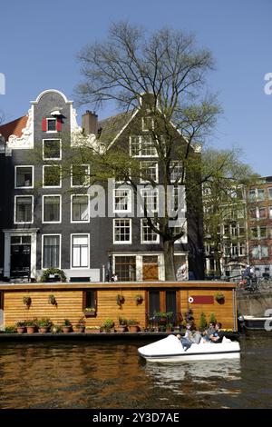 Péniche sur le canal Prinsengracht à Amsterdam, Hollande Banque D'Images