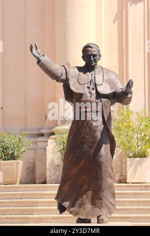 Statue en bronze commémorant la visite historique du pape Jean-Paul II le 19 mars 1987, devant la cathédrale San Francesco D’assise, Civitavecchia Banque D'Images