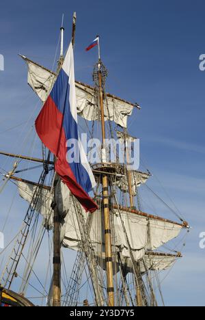 Drapeau russe sur la frégate Shtandart, Flensburg, Schleswig-Holstein, Allemagne, Europe Banque D'Images