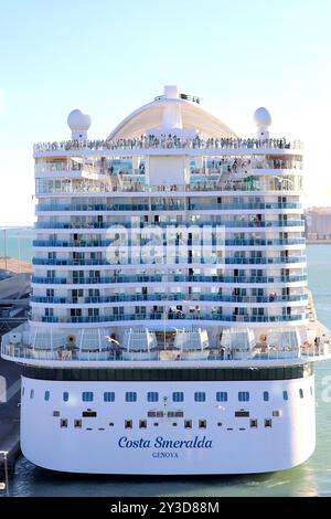 Les passagers de croisière bordent les ponts du Costa Smeralda, un navire de croisière de classe Excellence alors qu'il se prépare à quitter son poste d'amarrage à Barcelone, en avril 2024. Banque D'Images