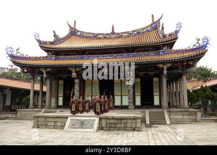 Ya Yue danseurs devant le temple confucéen, Taibei, Taiwan, Asie Banque D'Images